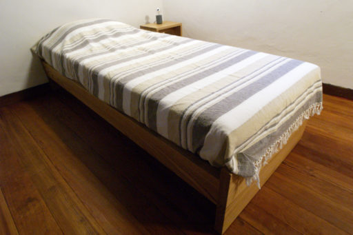 Lit individuel en châtaignier