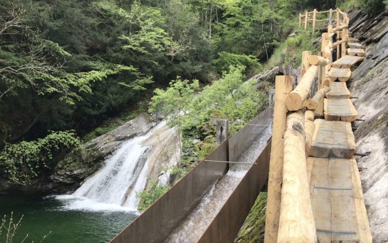 Mais mahlen und Wein verkosten in der Mühle