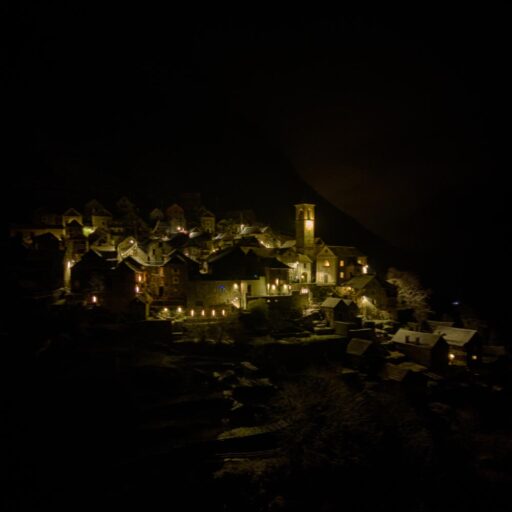 Tornano Le Notti incantate di Corippo Venerdì 13, Sabato 14 e domenica 15 dicembre con visita al presepe, musica dal vivo nei vicoli, storie al lume di candela, fondue, vin brûlé, tè di Natale, prodotti locali, una visita guidata le pecorelle spettinate