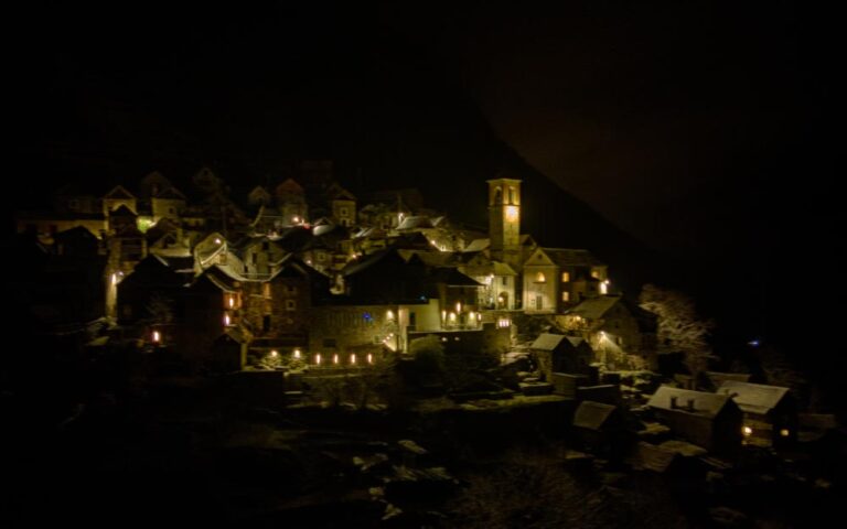 Tornano Le Notti incantate di Corippo Venerdì 13, Sabato 14 e domenica 15 dicembre con visita al presepe, musica dal vivo nei vicoli, storie al lume di candela, fondue, vin brûlé, tè di Natale, prodotti locali, una visita guidata le pecorelle spettinate