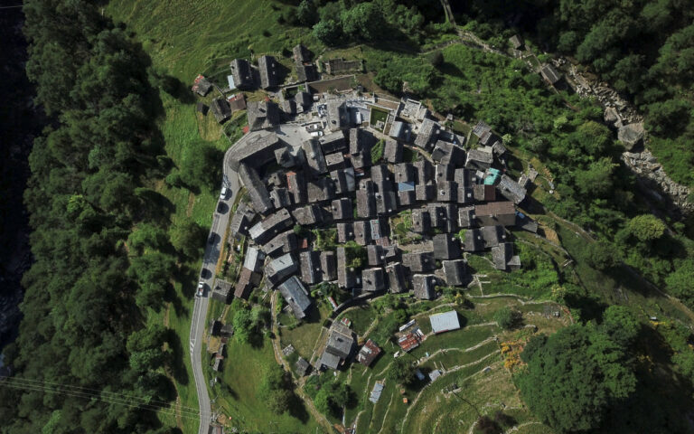 “L’Utopia di Corippo” Mercoledì 11 settembre alle ore 17:30 con l’architetto Edy Quaglia, progettista e ideatore dell’Albergo Diffuso, apre il secondo ciclo degli “Incontri di Corippo”