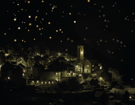 Die zauberhaften Nächte von Corippo am 12., 13. und 14. Dezember mit Besuch der Krippe, Live-Musik in den Gassen, Erzählungen bei Kerzenschein, liegenden Schafen, „pagn ai üghètt” aus dem Holzofen, „om da fòra i brasc”, Fondue, Glühwein, Weihnachtstee und lokalen Produkten aus dem Verzascatal.